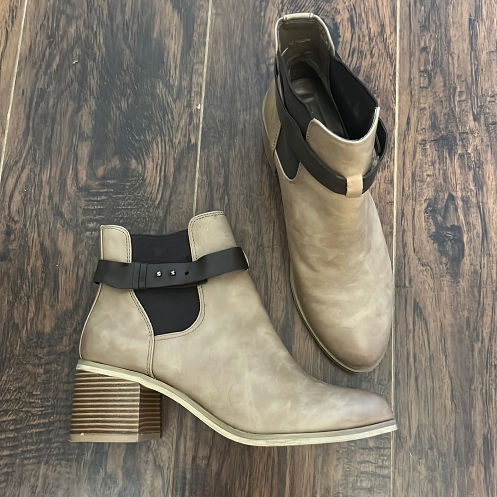 Forever 21 boots size 10